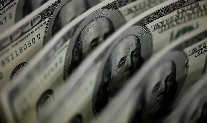 Dólar sobe para R$ 5,11, e bolsa fica estável, apesar de tensão global