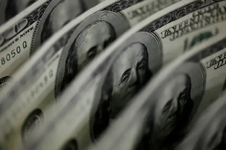 Dólar sobe para R$ 5,11, e bolsa fica estável, apesar de tensão global