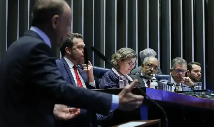 Empresários atacam PEC 6x1 no Senado; sindicatos e governo defendem