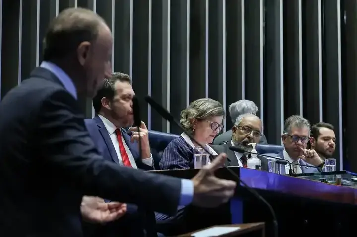Empresários atacam PEC 6x1 no Senado; sindicatos e governo defendem