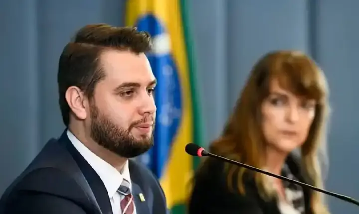 Moraes manda Filipe Martins voltar para presídio no Paraná