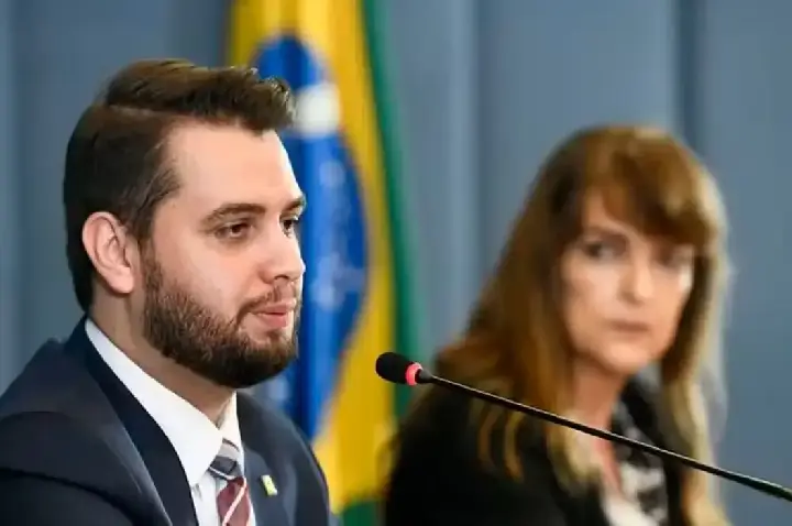 Moraes manda Filipe Martins voltar para presídio no Paraná