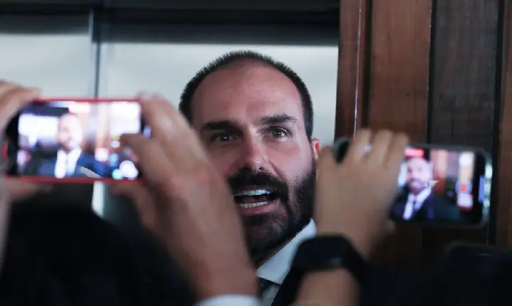 PGR pede ao Supremo condenação de Eduardo Bolsonaro por coação