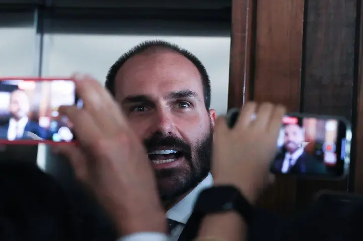 PGR pede ao Supremo condenação de Eduardo Bolsonaro por coação