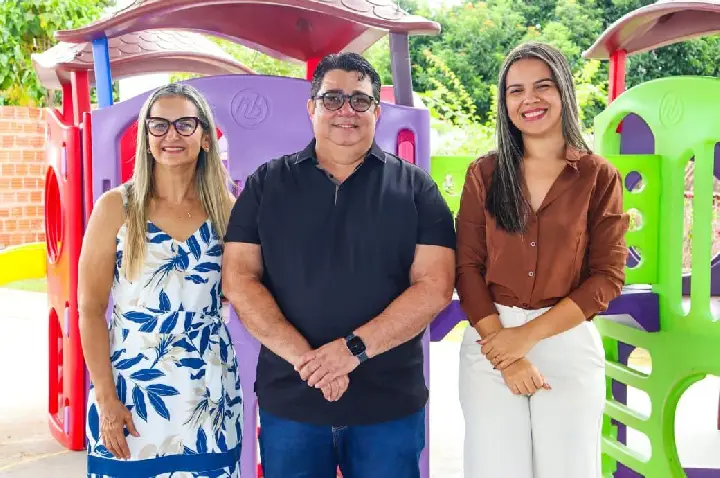 Prefeito Carlinhos do Pelado recebe pá carregadeira viabilizada pelo Ministério da Agricultura e Pecuária com apoio do senador Sérgio Petecão