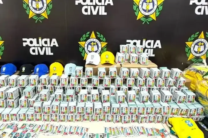 RJ: Polícia apreende mais de 200 mil figurinhas falsificadas da Copa