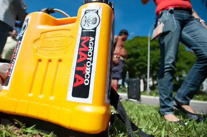 Sete dos dez agrotóxicos mais vendidos no Brasil são proibidos na UE