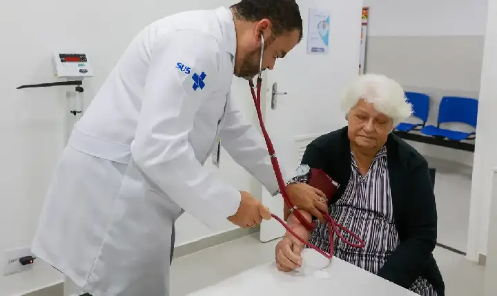 Vacina contra VSR em idosos reduz internações em 75%