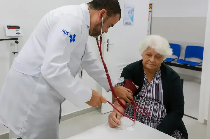 Vacina contra VSR em idosos reduz internações em 75%