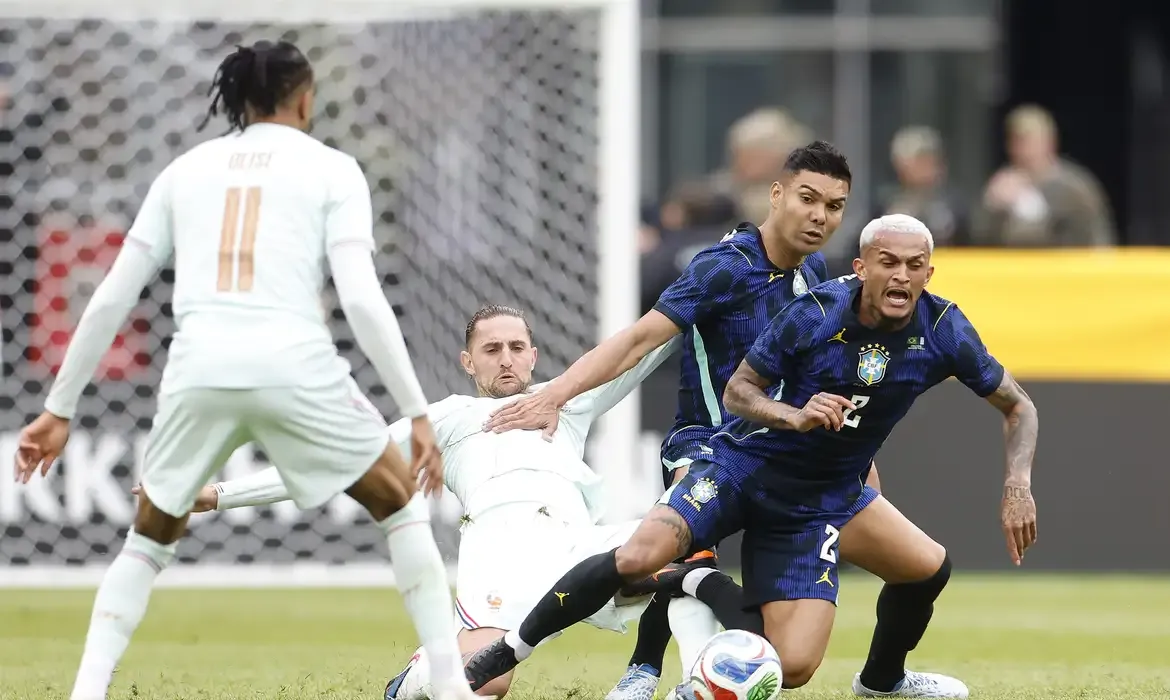 Raphinha e Wesley são cortados da seleção brasileira