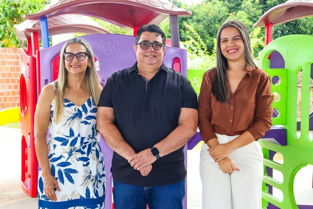 Prefeito Carlinhos do Pelado recebe pá carregadeira viabilizada pelo Ministério da Agricultura e Pecuária com apoio do senador Sérgio Petecão