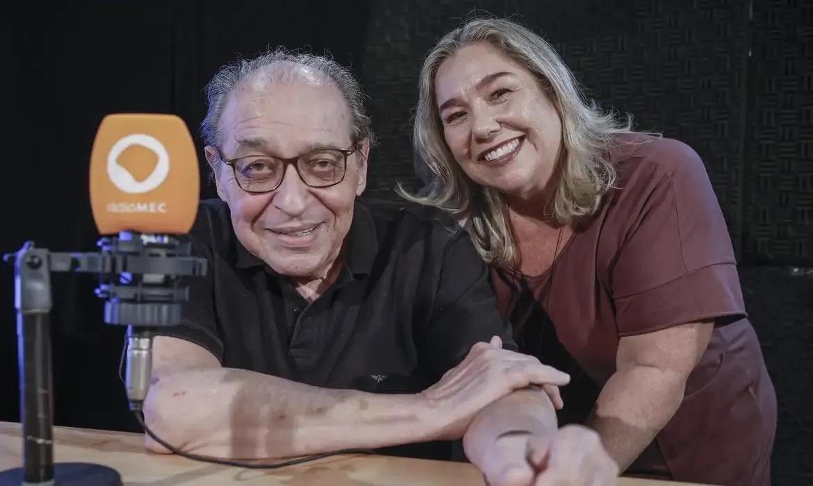 Rádio MEC: Nova temporada do Conversa com o Autor recebe Ruy Castro Episódio inédito vai ao ar neste domingo (12) na emissora pública