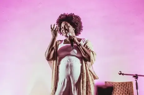É possível fazer rir e incomodar, diz atriz do projeto Humor Negro