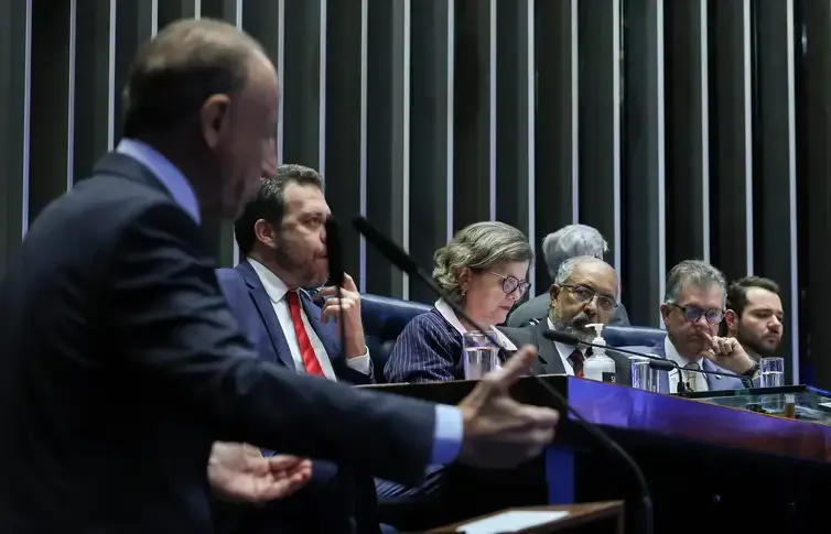 Empresários atacam PEC 6x1 no Senado; sindicatos e governo defendem